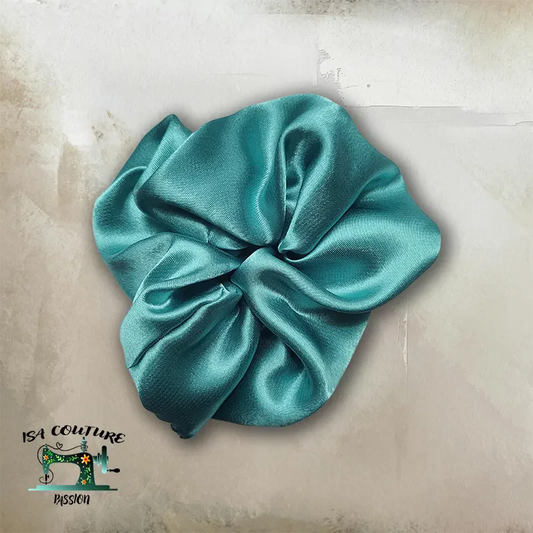 Chouchou cheveux satin bleu turquoise doux, anti-casse et tendance pour protéger les cheveux avec élégance.
