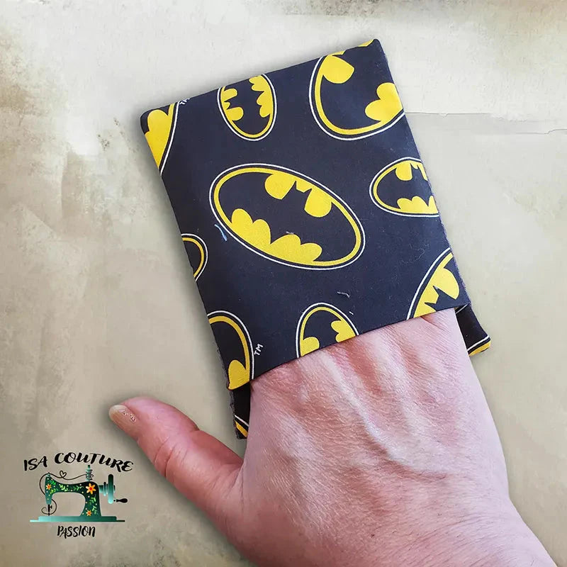 Débarbouillette enfants en coton doux et tissu nid d’abeille motif Batman, format 10x13,5 cm avec passe-doigts, idéale pour soins bébé.