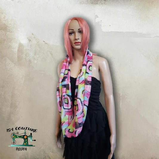 femme mannequin portant snood d'été coloré léger et tendance collection de snoods d'été