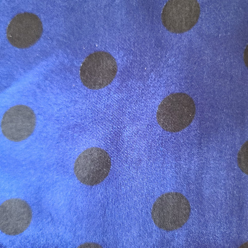 Sublime tissu satiné bleu à pois noirs, idéal pour créations couture élégantes et raffinées.