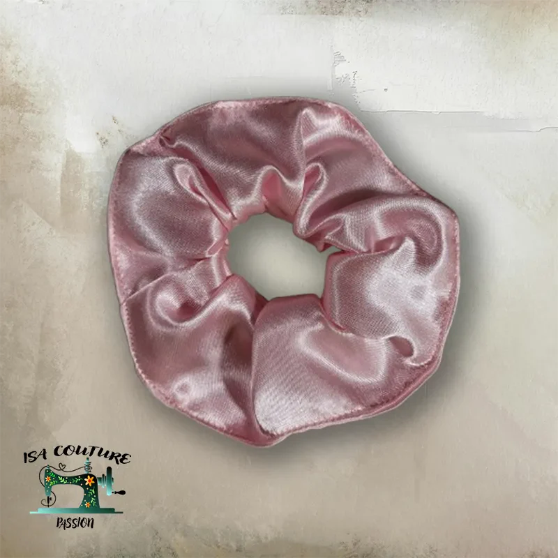 Chouchou cheveux satin rose doux et anti-casse, accessoire tendance et hypoallergénique.