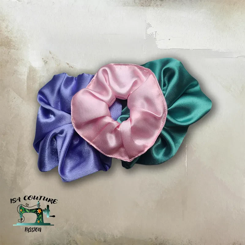 Trois chouchous cheveux satin doux, anti-casse en rose, violet et vert, accessoires capillaires tendance et hypoallergéniques.