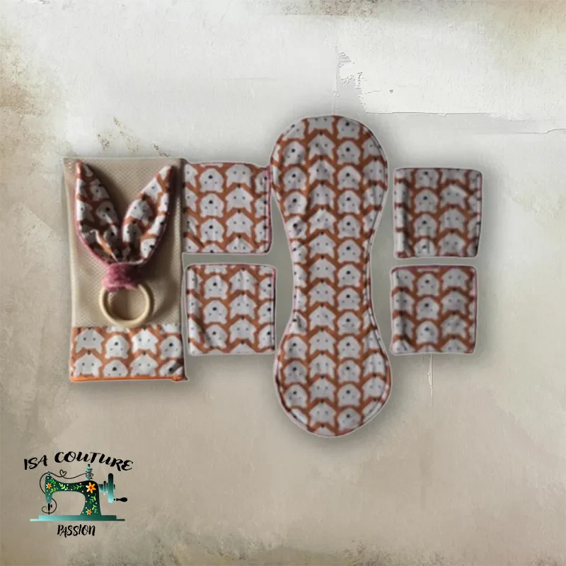 Coffret bébé zéro déchet avec lingettes lavables, anneau de dentition en bois naturel, anti-bavouille et filet de lavage en coton biologique.