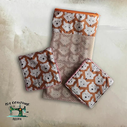 Coffret bébé zéro déchet avec lingettes lavables et filet de lavage en coton biologique à motifs animaux.