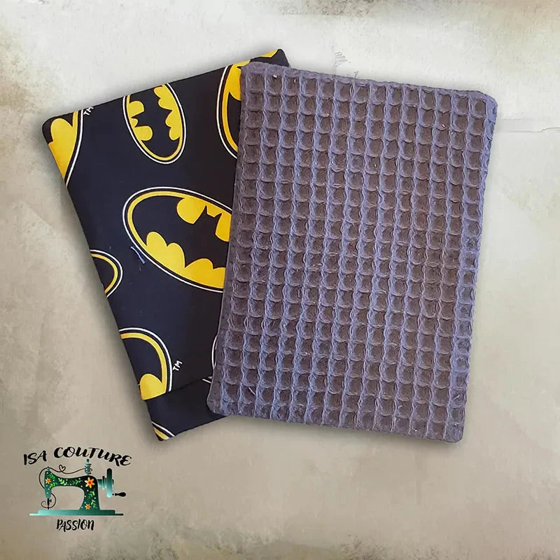 Débarbouillette enfants 10x13,5 cm double face coton doux et nid d'abeille motif Batman, pratique et écologique pour soins bébé