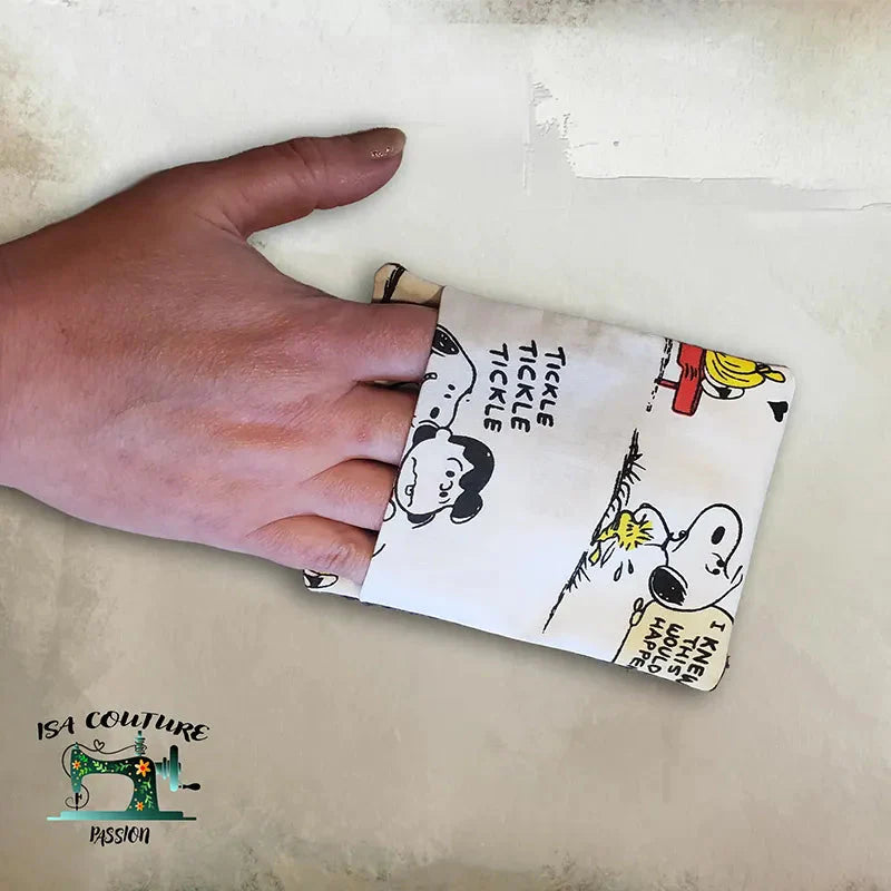 Débarbouillette enfants 10x13,5 cm à double face coton doux et tissu nid d’abeille, motifs ludiques, prise en main facile avec passe-doigts.