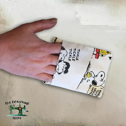 Débarbouillette enfants 10x13,5 cm à double face coton doux et tissu nid d’abeille, motifs ludiques, prise en main facile avec passe-doigts.