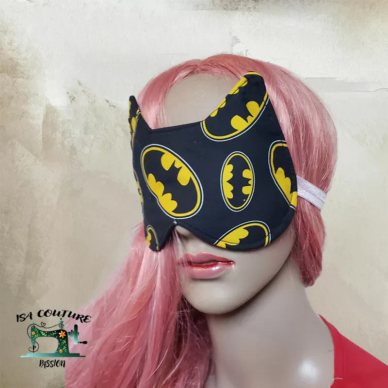 Masque de sommeil Batman noir avec logos jaunes, conçu pour un confort optimal et obscurité totale.