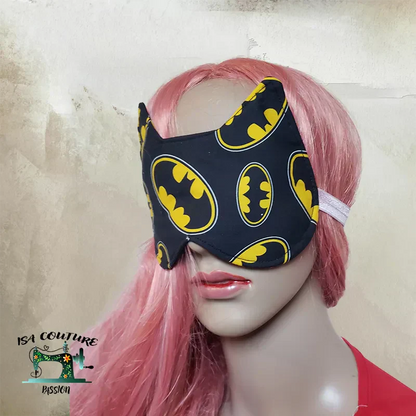 Masque de sommeil Batman noir avec logos jaunes, conçu pour un confort optimal et obscurité totale.