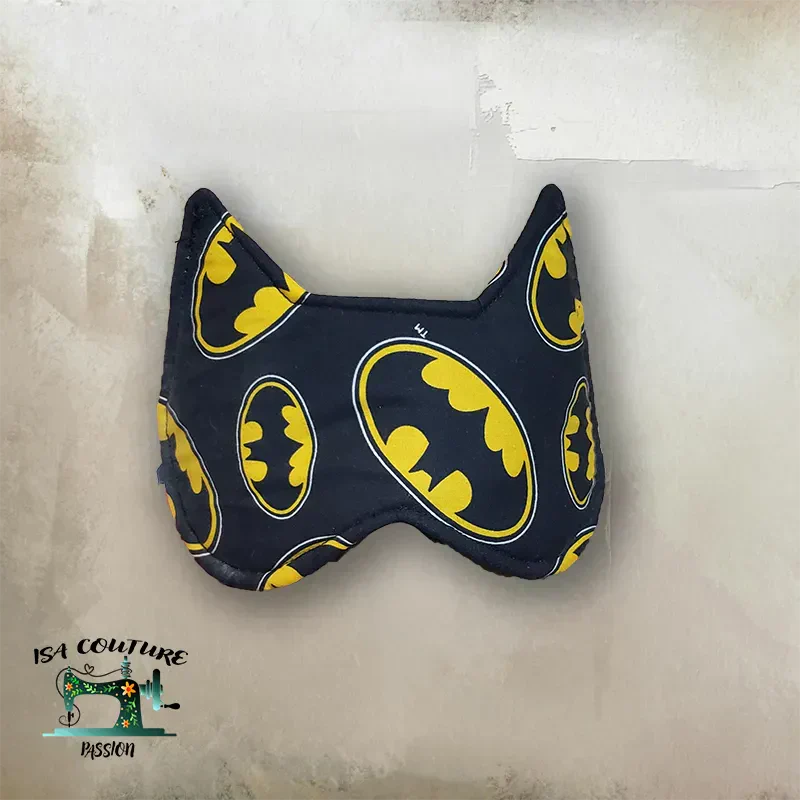 Masque de sommeil Batman noir et jaune avec motifs logo Batman, confortable et ajustable pour obscurité totale.