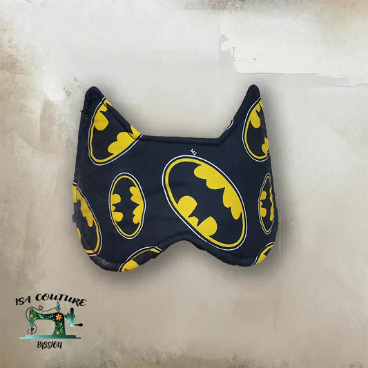 Masque de sommeil Batman noir et jaune avec motifs logo Batman, confortable et ajustable pour obscurité totale.