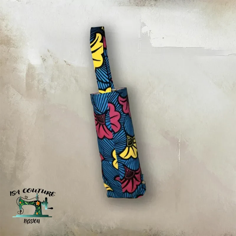 porte bouteille élégant en tissu coloré bleu avec motifs floraux jaunes et rouges, design compact et pratique avec anse de transport