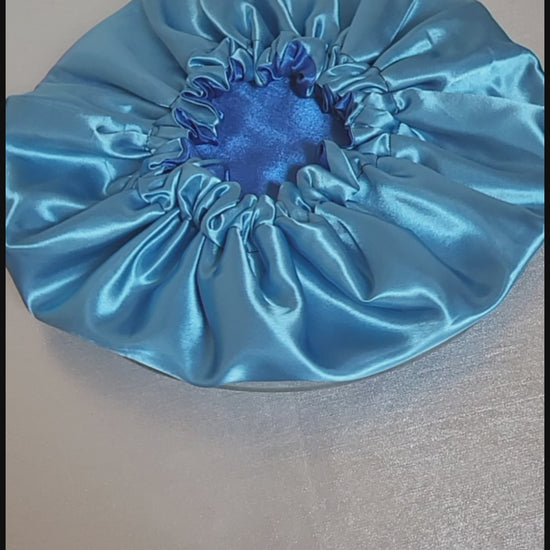bonnet satin bleu