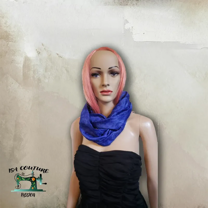 femme mannequin portant snood d'été bleu léger collection snoods d'été tendance et respirant