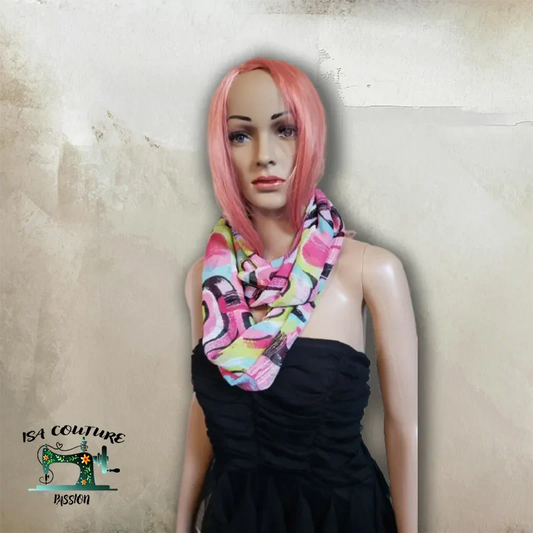 femme mannequin avec snood coloré léger de la collection de snoods d'été tendance pour protection et style en plein air