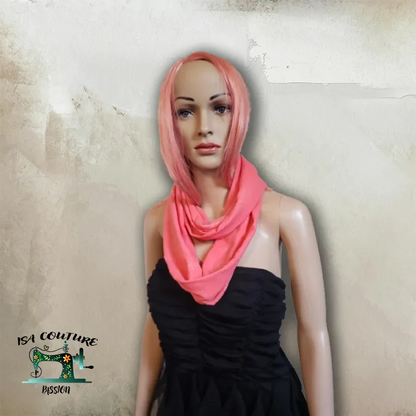 mannequin portant un snood d'été léger rose de la collection de snoods d'été pour femmes tendance et respirant