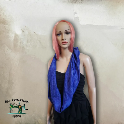 collection de snoods d'été léger et tendance en tissu respirant bleu porté comme foulard féminin