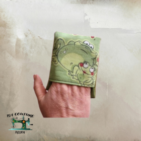 Patron PDF couture pour enfant “Débarbouillette Vive l’Autonomie” avec tuto vidéo. Débarbouillette douce en coton et éponge, facile à coudre, ludique et idéale pour apprendre l’autonomie des enfants. Projet couture zéro déchet, parfait pour offrir ou à la maison.