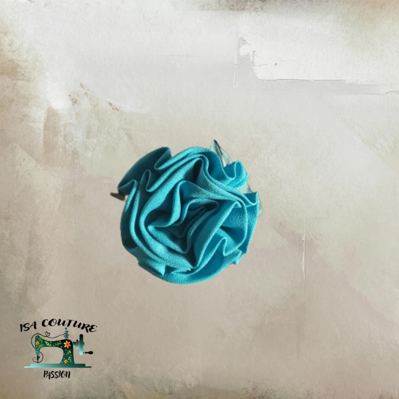 Broche rose bleue en tissu đč faite main, accessoire textile dĂ©coratif durable avec attache broche, idĂ©ale pour embellir tenues ou offrir en cadeau.