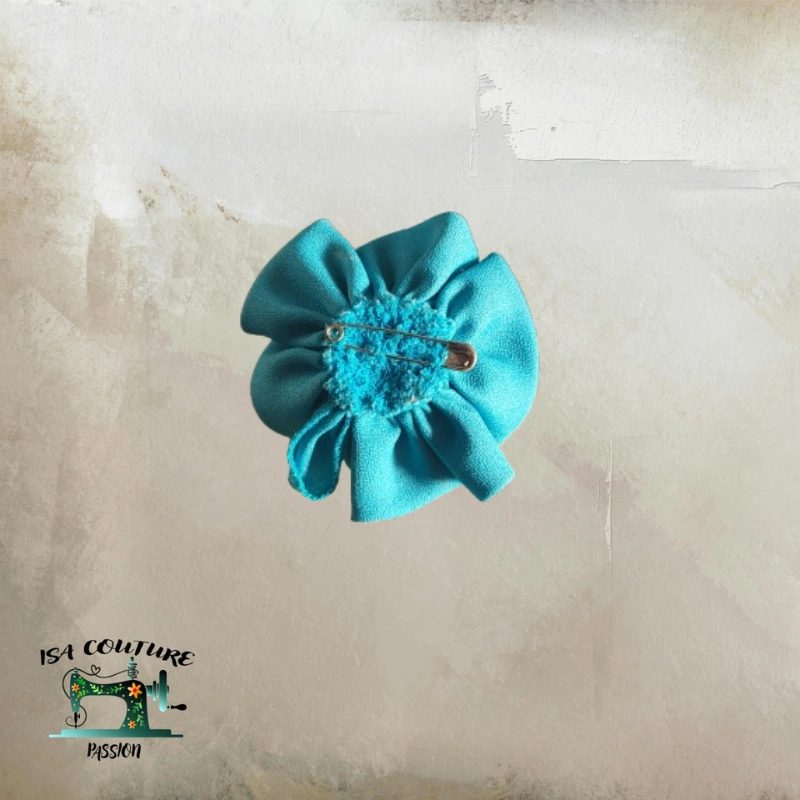 Broche rose bleue en tissu đč faite main, accessoire textile dĂ©coratif durable avec attache broche, idĂ©ale pour embellir tenues ou offrir en cadeau.