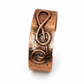 Bracelet jonc large en cuivre brut avec un grand motif de clé de sol forgé et soudé en relief